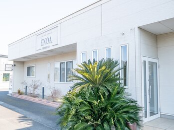 エノアビューティー(ENOA beauty)/外観/植物ある方に玄関あります