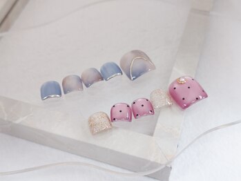 ディバイン ネイルズ(DIVINE NAILS)の写真/隙がないオシャレな指先♪色鮮やかな抜け感あるデザイン＆カラーで足先を魅力的に《デザイン定額￥7500》