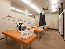 おき整骨院の雰囲気（広々店内♪お子様連れ◎産後の骨盤矯正や妊娠中のマタニティ整体）