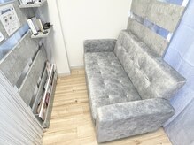 エンズ 香久山店(0's)の雰囲気（【待合スペース】人気の商品も取り揃えています！）