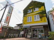レッツケア(Let's Care)の雰囲気（黄色い建物が目印です。）