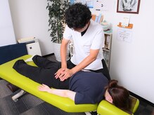 整体サロン アサヒ(Asahi)/個別調整1　背骨揺らし