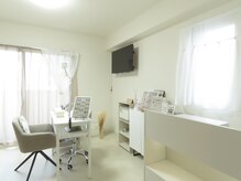 シンプルな白とグレーで統一したラグジュアリー感溢れる空間