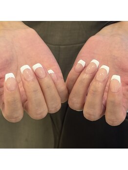 ネイル アンド アイラッシュ フルール 横浜店/ベージュ×ホワイトフレンチ