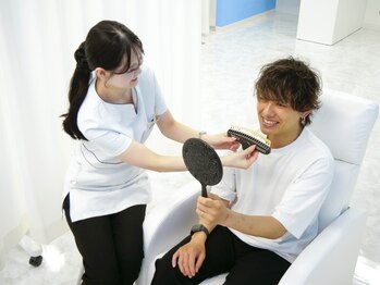 ホワイトニングカフェ 秋葉原店(WhiteningCafe)/施術前に歯のトーンをチェック