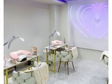 アミー(Ammy)の雰囲気（キラキラネオンの店内、プロジェクター完備♪）