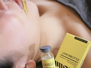 ニコノ(Nicono)の写真/「マッサージでは戻らない」頬やあご下のもたつきに。話題のレモンボトルで、無理なく自然に小顔ケア。