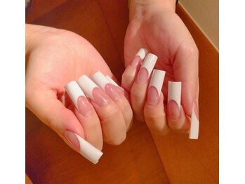 ネイルサロンアンドスクール マロウブルー(mallow blue)/フレンチスカルプチュア