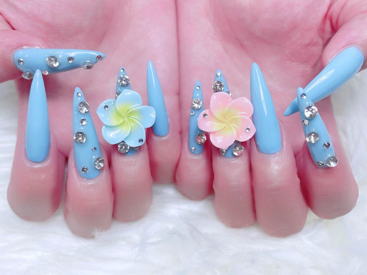 ブランドロゴ ネイルパーツに関するネイル・まつげサロン Alinaエリナ