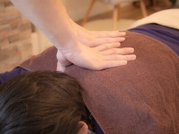 灯(akari)の写真/【本格姿勢矯正】で猫背巻き肩改善★首・肩こりの発生原因を根本から大改善！矯正後の変化に驚きの声続出！