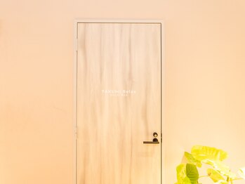 タクミリラックス LEALEA 武蔵中原店(TAKUMI Relax)/サロン入口(扉・ネーム記載)