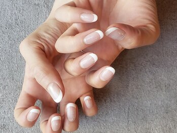 ロナ(LONA)の写真/ネイリストの技術が光るシンプルネイル◇まっすぐで歪みのないフォルム作りはLONAにお任せください！