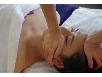 モムケア(momcare)の写真/【水光肌×たるみ引き上げ】溢れるツヤを育てる韓国ピーリング。頭皮から引き上げるコルギとの相性も◎
