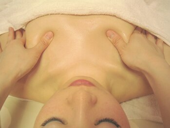 ラファアイランド別館 小倉守恒/ゲルママッサージ　デコルテ施術