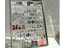 人気の韓国ネイル♪キラキラパーツ豊富にそろえております♪