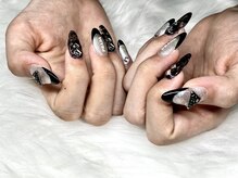 アミララボ(AMIRA LABO)/黒フレンチ×PRADAネイル