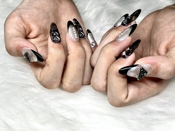 黒フレンチ×PRADAネイル