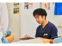 新小岩スマトラ接骨院の雰囲気（施術前にカウンセリング。一人一人に合わせた施術をいたします。）