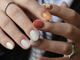 カラフル個性派ネイル