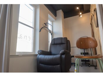 エナ(ena)/落ち着いた雰囲気の店内