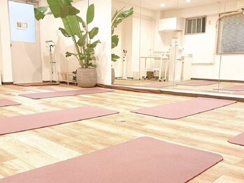 プレミアムヨガアンドピラティス 白金高輪駅前店(Premium Yoga&Pilates)の写真/【平日10:00~22:00/土日9:00~17:00迄】忙しい日常の中で心身をリフレッシュするスタジオがここに！