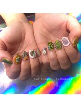 エヌエービー(N.A.B.)/緑×個性派ネイル
