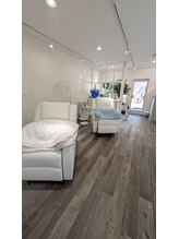 アイラッシュ ラボ ヒトミ(Eyelash Lab Hitomi)/店舗内　ブルー・白・グレー基調