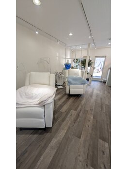 アイラッシュ ラボ ヒトミ(Eyelash Lab Hitomi)/店舗内　ブルー・白・グレー基調