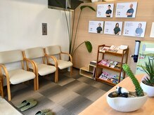 大川カイロプラクティックセンター ひらつかスターモール整体院/日差しが射し込む待合スペース