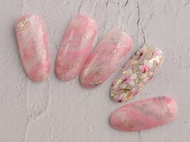 ピンクタイダイに小花を添えて