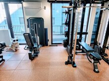 GNHボディメイクジム(GNH Body Make Gym)の雰囲気（広々したトレーニングスペースに充実な設備を完備しております。）