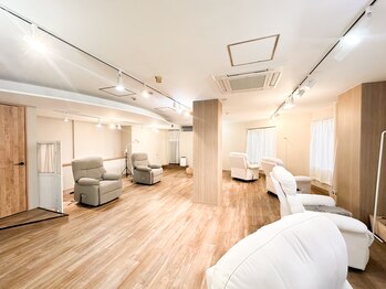 アイビー 清瀬店(eyebee)の写真/【清瀬駅1分】広々とした開放感ある空間でリラックス♪寛ぎながら理想の目元に。男性のお客様も大歓迎◎