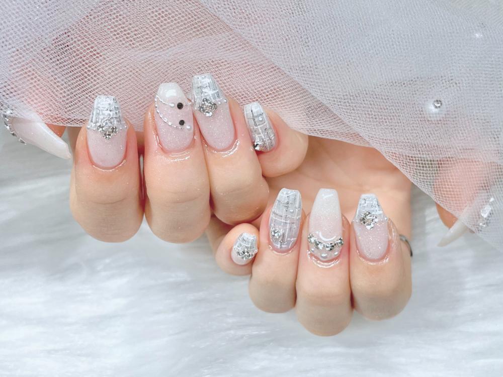 2025年-2026年冬トレンド】ホワイト ツイードのネイルデザイン集｜人気