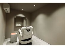 入り口からすぐの完全個室、リクライニングチェアのお部屋です