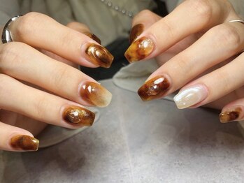 ネイルアヴァンス イオンモール和歌山店(Nail AVANCE．)の写真/持ち込みデザインOK！控えめな上品デザインは働くオトナ女子にぴったり♪お爪を傷ませない施術で持ちも◎
