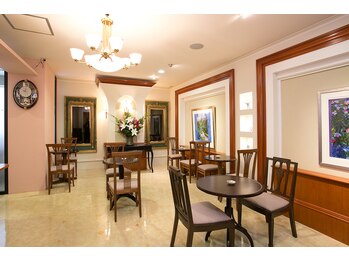 キャロリーヌ新宿店/サロン待合スペース