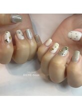 リッシュ ドゥ(RICHE deux)/お花ホロと落書きネイル