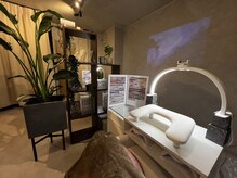 アイナアイナ 調布店(AINA AINA)の雰囲気（プロジェクターで映画を見ながら施術を受けられます♪）