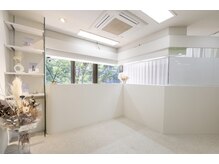 セリーナ ミニ(CERINA mini)の雰囲気（白を基調とした柔らかい店内◇メイクブースあり☆）