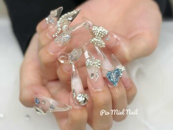 ピオミエルネイル 新宿(pio miel nail)の写真/ストーンもアートも盛り放題◎"やりたい"をぎゅっと全部詰め込むネイルが人気！理想の指先を実現♪