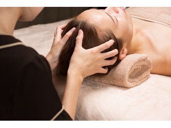 ブプラ 豊見城店(BUPURA)の写真/歪みを整え、スッキリ小顔に！頭と顔のWアプローチで小顔矯正を実感してください★