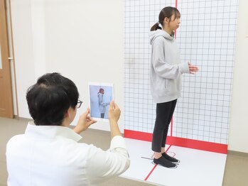 ほねつぎ高松接骨院 高松はりきゅう院/骨盤の歪みは姿勢分析を行います