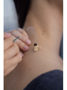 羽織の写真/冷え・むくみ・自律神経の乱れなど女性特有の不調に|優しいはりとあたたかいお灸で心身を整える時間を◎