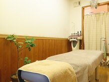 柏木整骨院の雰囲気（ヒーリング効果のあるBGMをながし清潔感のある広いスペースです）