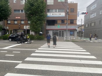 天空のゆりかご 八王子店/横断歩道を渡り