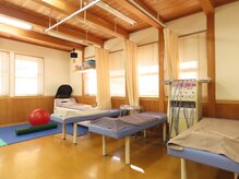 柏木整骨院の雰囲気（院内は木のぬくもりを感じられるリラックスできる環境です）