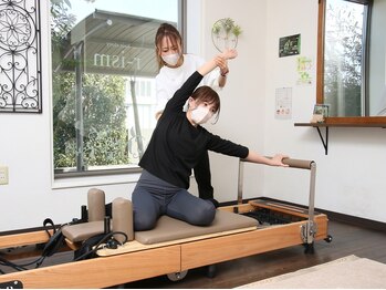 ルーツラボ バイ リズム(root lab. by r-ism)の写真/首・肩のつらさやコリを根本から整えるマシンピラティス
