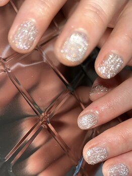 モアネイルズ(MORE-NAILS)の写真/シンプルでもお洒落に魅せる！爪の形や状態に合わせて長さや形をご提案♪ハンドとフットとの同時施術◎