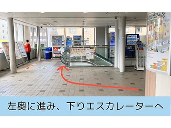 はりきゅう整体サロン あき/左奥に進み、エスカレーターへ