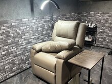 フットとまつげメニューはリクライニングチェアで行います。